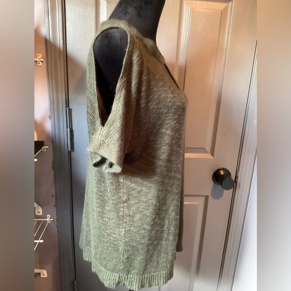 Torrid size 1 army green collar with keyhole and cold shoulder - Picture 4 of 5